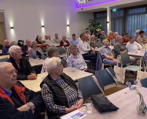 Mensen die op stoelen zitten