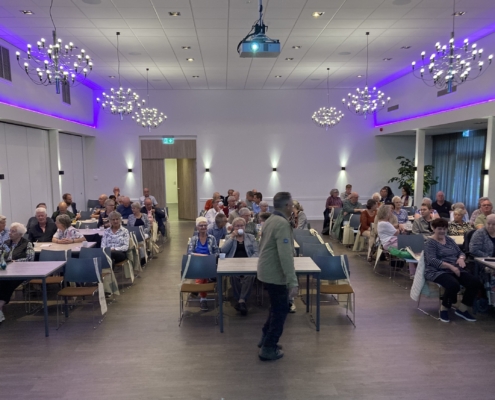 Mensen die in een zaal zitten