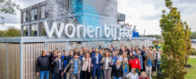 Groep mensen voor gebouw, Opening Wonen bij Jaap oktober 2025