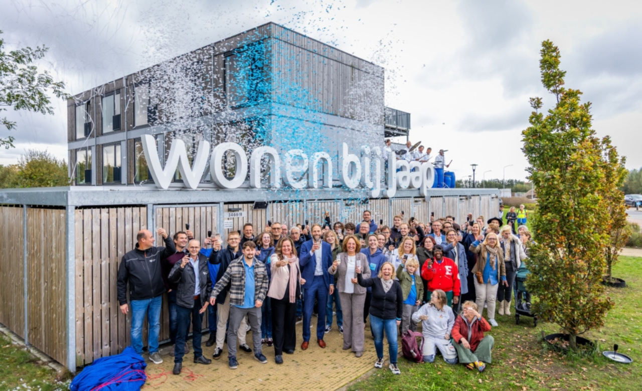 Groep mensen voor gebouw, Opening Wonen bij Jaap oktober 2025