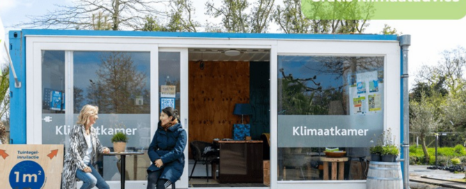 Blauwe klimaatkamer-container waar twee mensen buiten gratis klimaatadvies krijgen