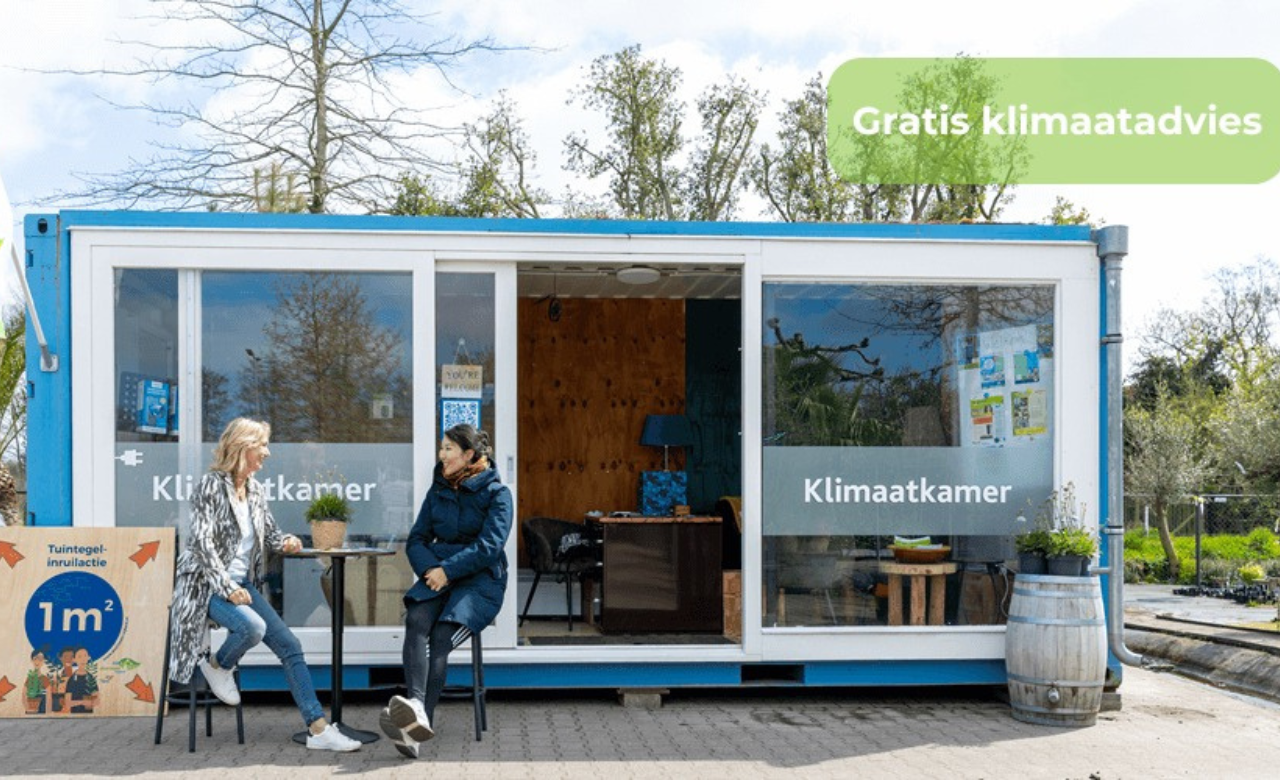 Blauwe klimaatkamer-container waar twee mensen buiten gratis klimaatadvies krijgen
