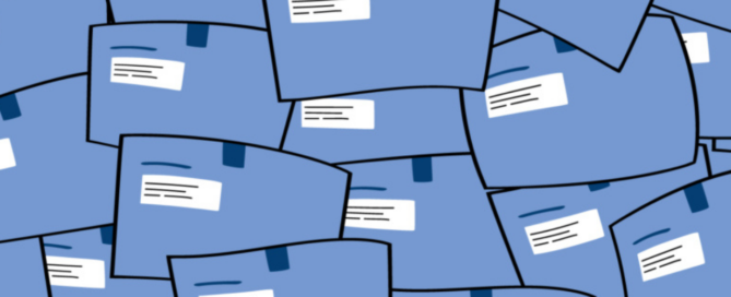 Illustratie met een stapel blauwe enveloppen van de Belastingdienst