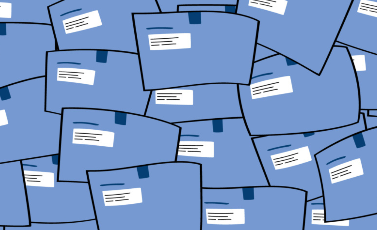Illustratie met een stapel blauwe enveloppen van de Belastingdienst