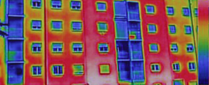 Thermische foto van een appartementencomplex waarop warmtelekken zichtbaar zijn
