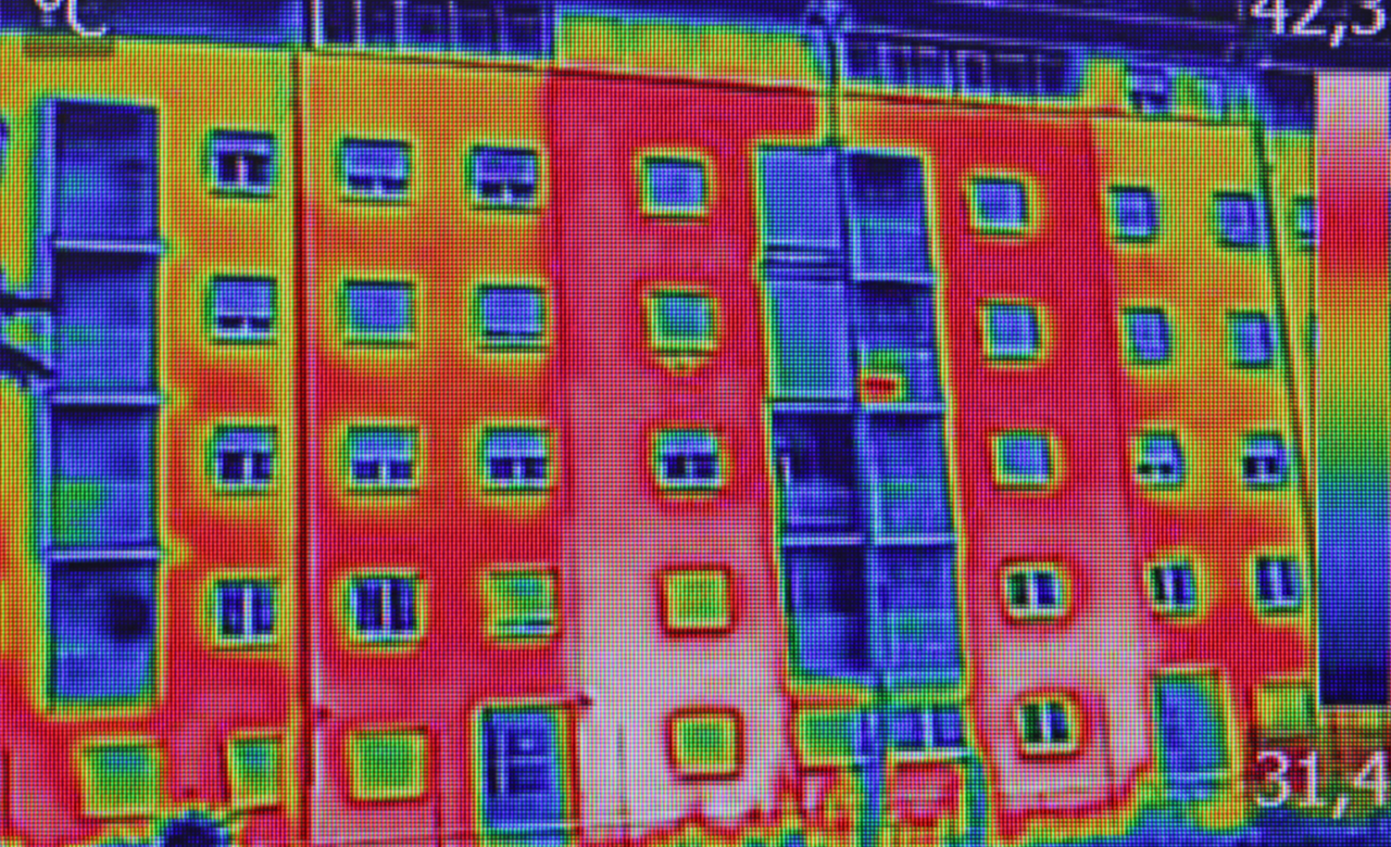 Thermische foto van een appartementencomplex waarop warmtelekken zichtbaar zijn