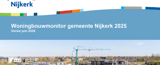 Omslag van de Woningbouwmonitor gemeente Nijkerk 2025 met luchtfoto van een nieuwbouwproject in aanbouw.