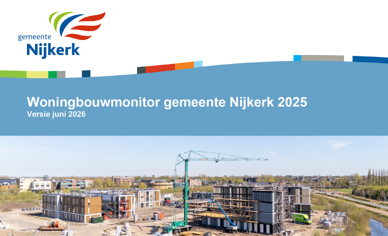 Omslag van de Woningbouwmonitor gemeente Nijkerk 2025 met luchtfoto van een nieuwbouwproject in aanbouw.