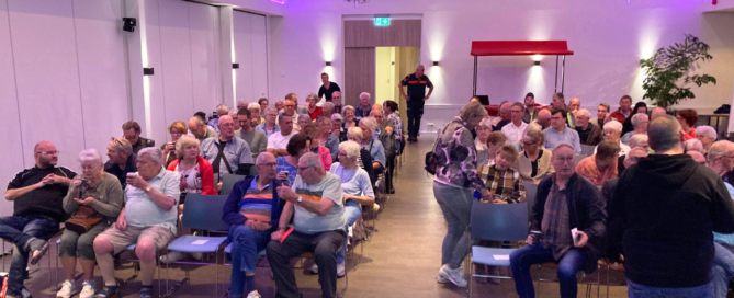 Groep huurders zittend op stoelen
